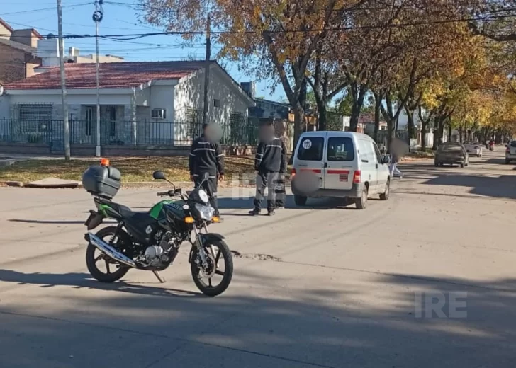 Dos mujeres resultaron heridas tras un choque entre una moto y un utilitario en Gálvez Dos mujeres resultaron heridas tras un choque entre una moto y un utilitario en Gálvez