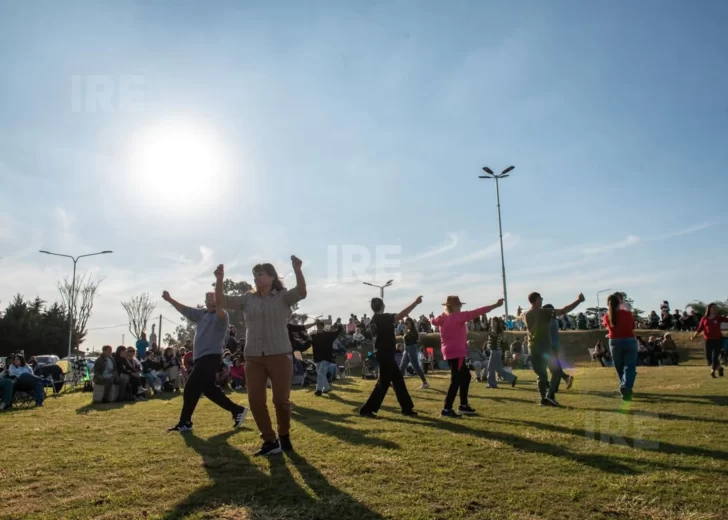 Timbúes celebró el Día de la Patria con música, feria y una gran convocatoria en el Parque Urbano Timbúes celebró el Día de la Patria con música, feria y una gran convocatoria en el Parque Urbano
