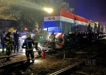 Un remis fue arrastrado por un tren en Cañada de Gómez y su conductor sufrió heridas graves Un remis fue arrastrado por un tren en Cañada de Gómez y su conductor sufrió heridas graves