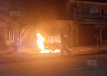 Voraz incendio destruyó por completo un automóvil en Fray Luis Beltrán durante la madrugada Voraz incendio destruyó por completo un automóvil en Fray Luis Beltrán durante la madrugada
