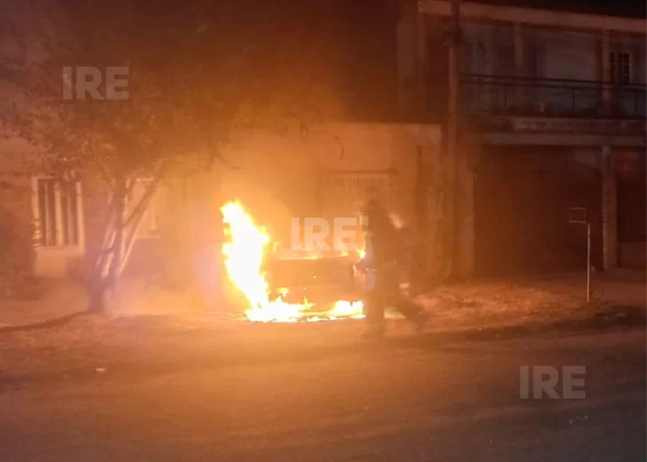 Voraz incendio destruyó por completo un automóvil en Fray Luis Beltrán durante la madrugada Voraz incendio destruyó por completo un automóvil en Fray Luis Beltrán durante la madrugada