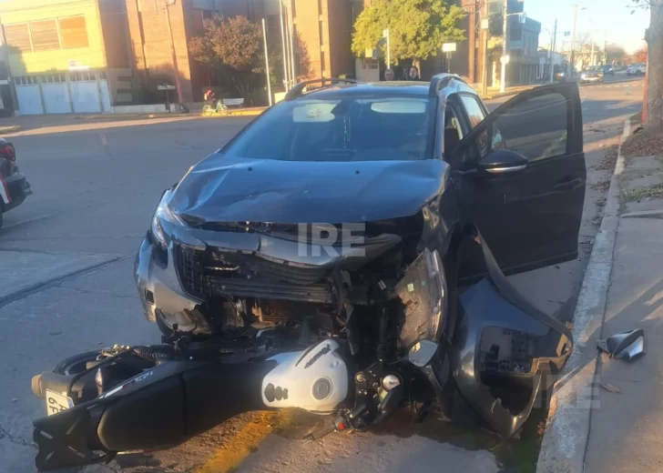 Impactante accidente en Totoras entre una moto y un auto: Trasladaron al conductor al SAMCo Impactante accidente en Totoras entre una moto y un auto: Trasladaron al conductor al SAMCo
