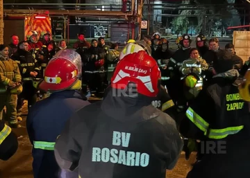 Bomberos de toda la región evitaron una tragedia tras el feroz incendio en Vicentin Bomberos de toda la región evitaron una tragedia tras el feroz incendio en Vicentin