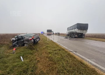 Tragedia en el Camino de la Cremería: Un hombre murió atrapado tras un choque entre un auto y un camión Tragedia en el Camino de la Cremería: Un hombre murió atrapado tras un choque entre un auto y un camión