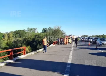 A dos meses del accidente: Se empezó a ver el camión que se cayó al Carcarañá en marzo A dos meses del accidente: Se empezó a ver el camión que se cayó al Carcarañá en marzo