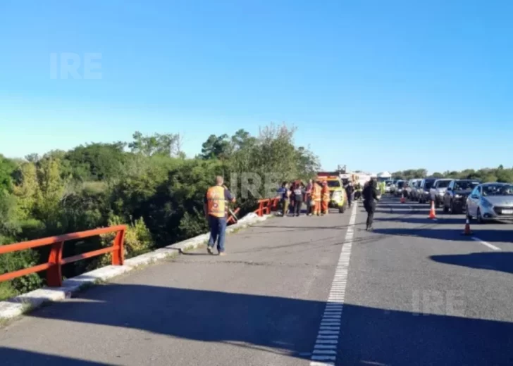 A dos meses del accidente: Se empezó a ver el camión que se cayó al Carcarañá en marzo A dos meses del accidente: Se empezó a ver el camión que se cayó al Carcarañá en marzo