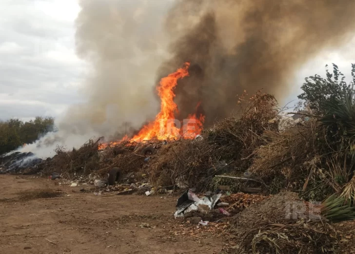 Incendio de magnitud en una cava de Pueblo Andino: Las llamas alcanzan los 7 metros Incendio de magnitud en una cava de Pueblo Andino: Las llamas alcanzan los 7 metros