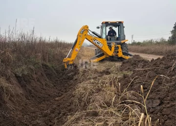 Carrizales intensifica la limpieza de desagües con su nueva retroexcavadora Carrizales intensifica la limpieza de desagües con su nueva retroexcavadora