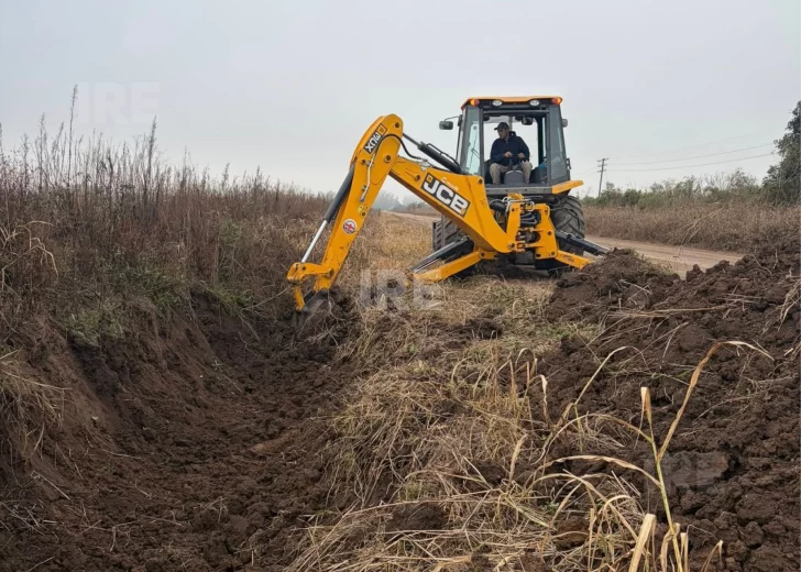 Carrizales intensifica la limpieza de desagües con su nueva retroexcavadora Carrizales intensifica la limpieza de desagües con su nueva retroexcavadora
