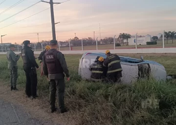 San Lorenzo: Volcó, quedó atrapada y fue rescatada por Bomberos en un dramático operativo San Lorenzo: Volcó, quedó atrapada y fue rescatada por Bomberos en un dramático operativo