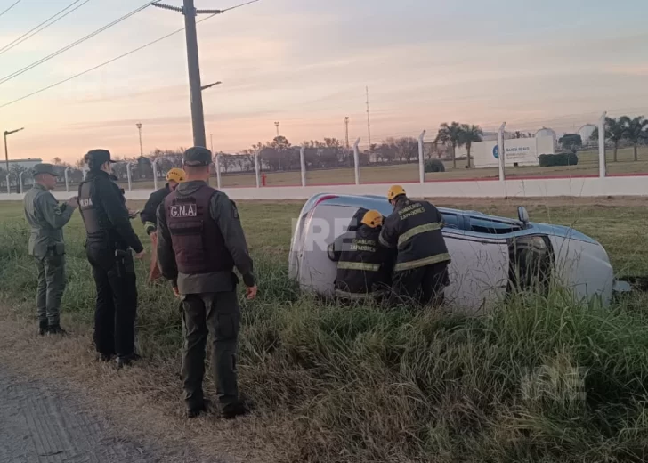San Lorenzo: Volcó, quedó atrapada y fue rescatada por Bomberos en un dramático operativo San Lorenzo: Volcó, quedó atrapada y fue rescatada por Bomberos en un dramático operativo