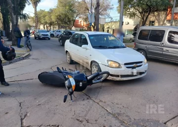 Gálvez: Una motociclista resultó herida tras un choque con un automóvil Gálvez: Una motociclista resultó herida tras un choque con un automóvil
