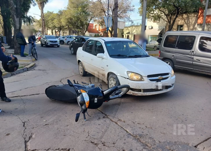 Gálvez: Una motociclista resultó herida tras un choque con un automóvil Gálvez: Una motociclista resultó herida tras un choque con un automóvil