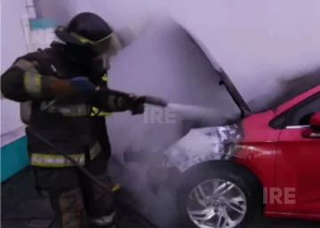 Incendio de un automóvil en San Lorenzo: El fuego provocó importantes daños en el motor Incendio de un automóvil en San Lorenzo: El fuego provocó importantes daños en el motor