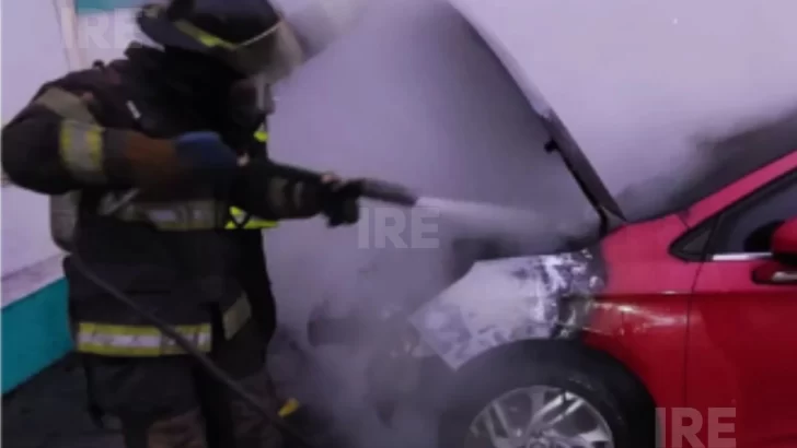 Incendio de un automóvil en San Lorenzo: El fuego provocó importantes daños en el motor Incendio de un automóvil en San Lorenzo: El fuego provocó importantes daños en el motor