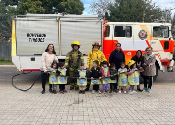 Los Bomberos de Timbúes visitaron el Jardín Maternal Nueva Argentina y compartieron una jornada educativa Los Bomberos de Timbúes visitaron el Jardín Maternal Nueva Argentina y compartieron una jornada educativa