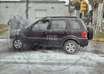 Se incendió una camioneta en San Lorenzo y bomberos lograron controlar el fuego Se incendió una camioneta en San Lorenzo y bomberos lograron controlar el fuego
