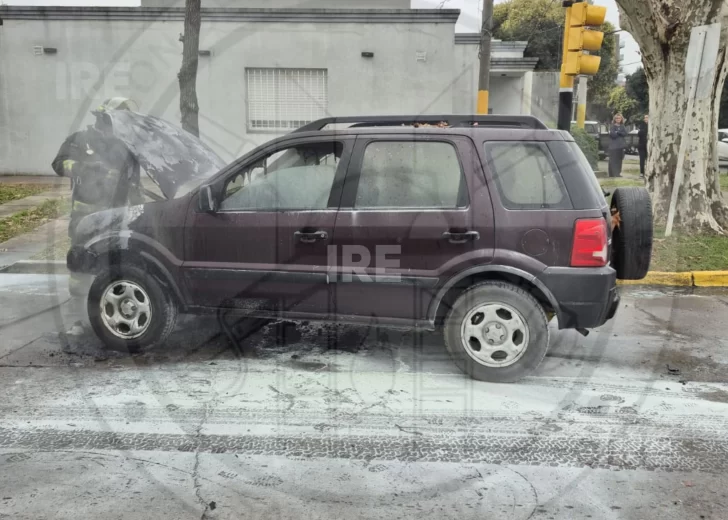Se incendió una camioneta en San Lorenzo y bomberos lograron controlar el fuego Se incendió una camioneta en San Lorenzo y bomberos lograron controlar el fuego