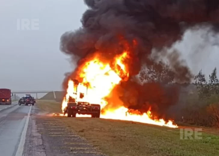 Un camión cargado con gaseosas se prendió fuego en la autopista a la altura de Barrancas Un camión cargado con gaseosas se prendió fuego en la autopista a la altura de Barrancas