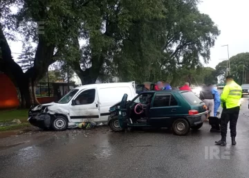 Una mujer de Oliveros y su hijo de un año fueron hospitalizados tras un siniestro vial en Villa La Ribera Una mujer de Oliveros y su hijo de un año fueron hospitalizados tras un siniestro vial en Villa La Ribera