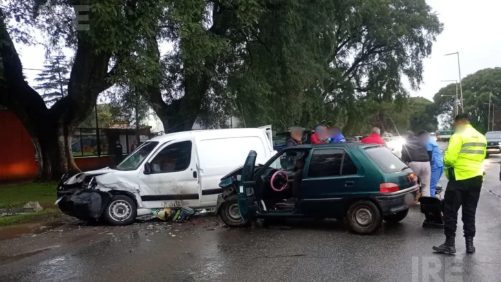 Una mujer de Oliveros y su hijo de un año fueron hospitalizados tras un siniestro vial en Villa La Ribera Una mujer de Oliveros y su hijo de un año fueron hospitalizados tras un siniestro vial en Villa La Ribera