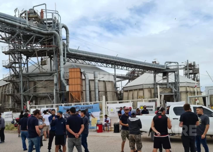 Alerta en los puertos: Aceiteros amenazan con un paro y crece la preocupación en el cordón industrial Alerta en los puertos: Aceiteros amenazan con un paro y crece la preocupación en el cordón industrial