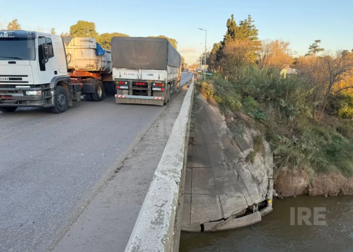 Preocupación en La Ribera: Detectaron un socavón en la base del puente de la 11 Preocupación en La Ribera: Detectaron un socavón en la base del puente de la 11