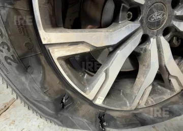 Un hombre rompió las cubiertas de autos con un cuchillo en la madrugada de Totoras y fue detenido Un hombre rompió las cubiertas de autos con un cuchillo en la madrugada de Totoras y fue detenido