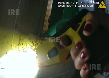 Se atrincheró con un cuchillo y amenazó con quitarse la vida: Lo redujeron con una Taser en Villa Gobernador Gálvez Se atrincheró con un cuchillo y amenazó con quitarse la vida: Lo redujeron con una Taser en Villa Gobernador Gálvez
