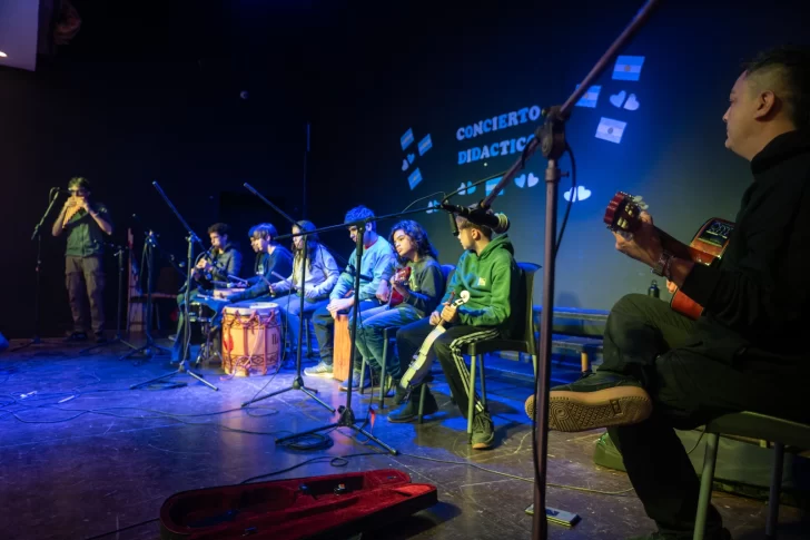Música, aprendizaje e interacción: La Orquesta Comunal acercó una experiencia didáctica a alumnos de Timbúes Música, aprendizaje e interacción: La Orquesta Comunal acercó una experiencia didáctica a alumnos de Timbúes